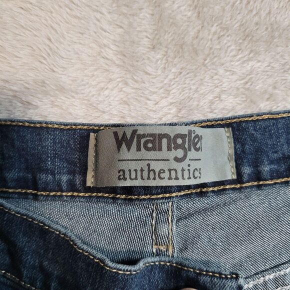 Wrangler Authentics Jeans Mens 42x32 Blue Med Wash Relaxed Straight Stretch - Picture 2 of 11